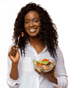 mujer sosteniendo un plato de comida